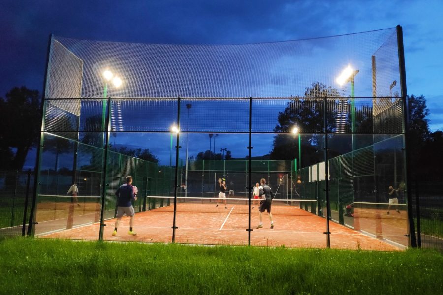 Terrain de padel éclairé en soirée